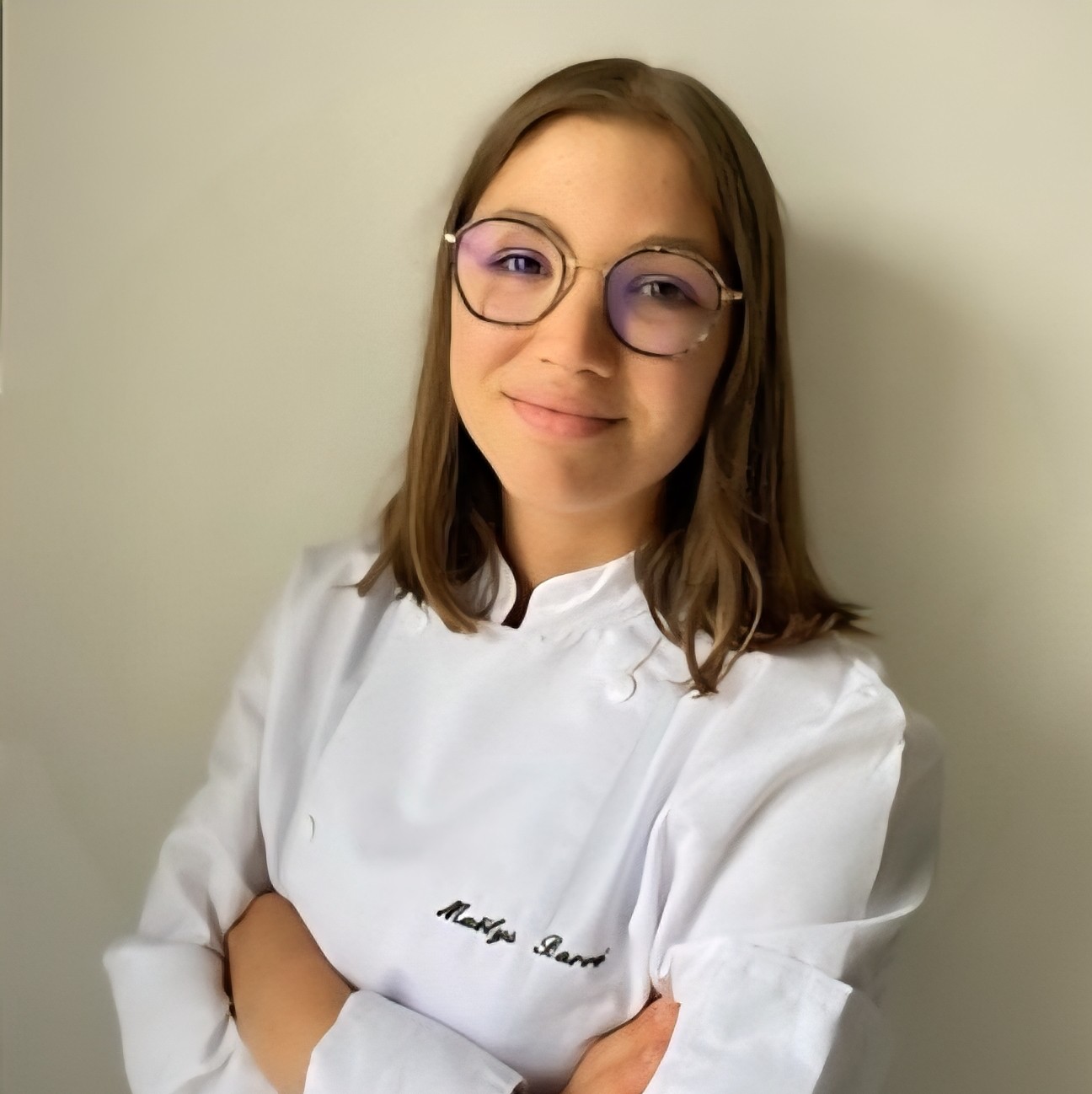 Maë, pâtissière artisanale dans son atelier